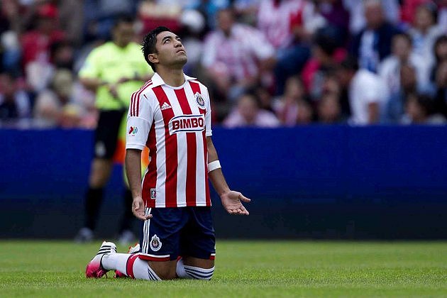 Marco Fabian hincado