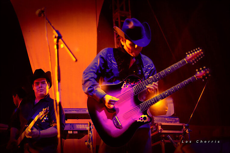 Los Cherris guitarra ovation doble