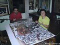Nouni y el villano haciendo el puzzle