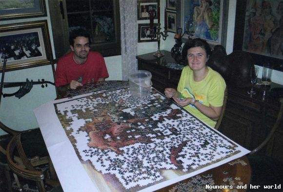 Nouni y el villano haciendo el puzzle