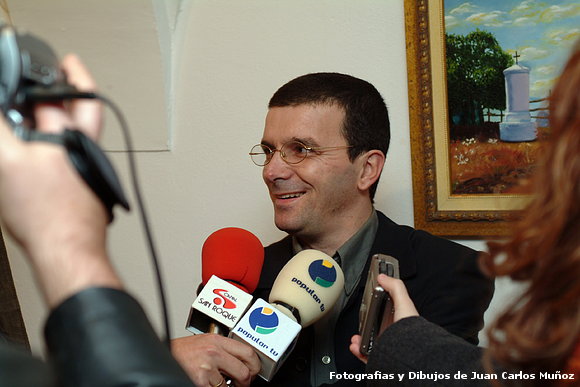 atendiendo a los periodistas