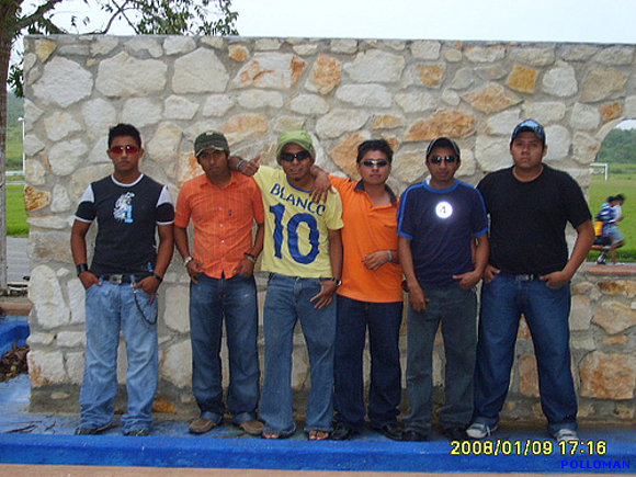 con unos cuates