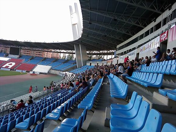 Público en el Triangular.