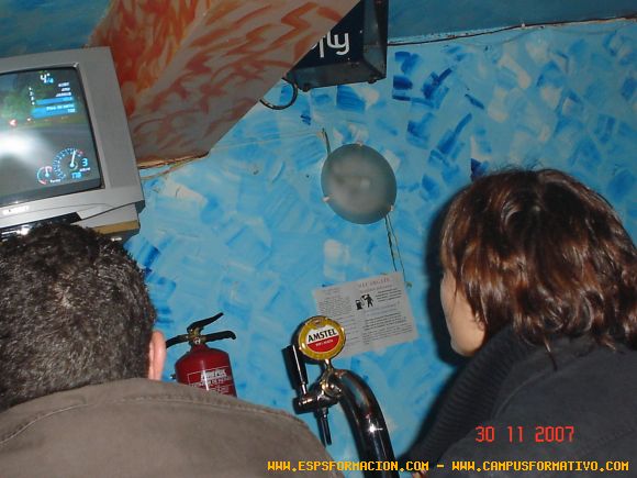 Jugando a la Play en un Pub de Pontevedra