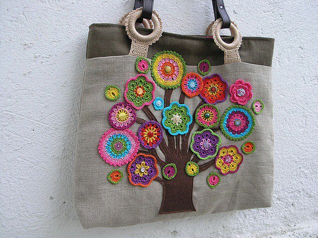BOLSO CON FLORES DE CROCHET