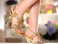 Sandalias tacon en dorado con gemas
