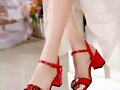 Sandalias 2 tiras con broche, en rojo