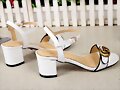 Sandalias tacon 2 tiras con broche, en blanco