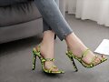 Sandalias tacon 3 tiras en piel de serpiente