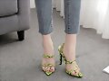 Sandalias tacon 3 tiras en piel de serpiente