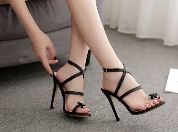 Sandalias tacon de dedo XI en negro