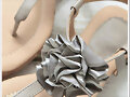 Sandalias planas con flor, en gris (detalle flor)