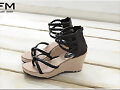 Sandalias cu&ntilde;a tal&oacute;n cubierto, en negro (lateral)