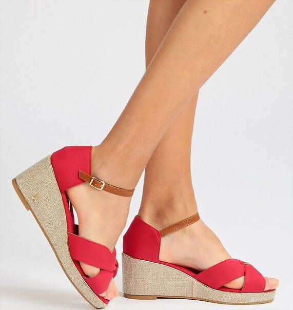 Sandalias cuña en X, en rojo