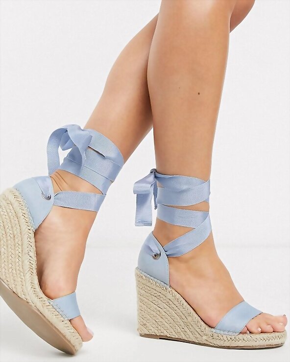 Sandalias cuña en azul celeste