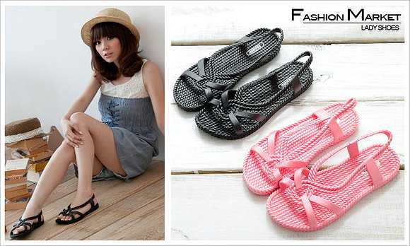 Sandalias planas playeras, en negro y en rosa