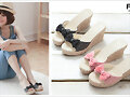 Sandalias cu&ntilde;a topos y lacito, en negro y rosa