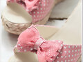 Sandalias cu&ntilde;a topos y lacito, en rosa (det. front