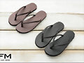 Sandalias playeras, en marr&oacute;n y negro