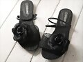 Sandalias planas rejilla y flor, en negro (detalle