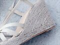 Sandalias cu&ntilde;a nudo, en beige (detalle cu&ntilde;a)