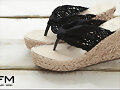 Sandalias cu&ntilde;a de dedo, en negro (det. lateral)