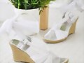 Sandalias cu&ntilde;a nudo, en blanco (detalles)