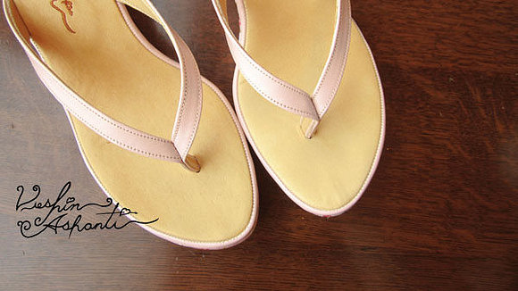 Sandalias japonesas cuña, en beige (det. frontal)