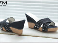 Sandalias cu&ntilde;a en X, en negro a topos (post. y fr