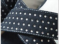 Sandalias cu&ntilde;a en X, en negro a topos (detalle)
