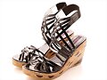 Sandalias cu&ntilde;a en negro (detalle lateral)