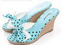 Sandalias cu&ntilde;a lacito con topos, en azul