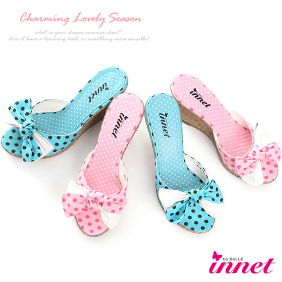 Sandalias cuña lacito c/topos, en azul y en rosa