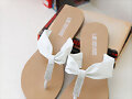 Sandalias planas de dedo, con pedrer&iacute;a (en blanco)