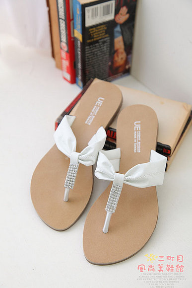 Sandalias planas de dedo, con pedrería (en blanco)