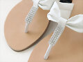 Sandalias planas dedo, pedrer&iacute;a, blancas (detalle)