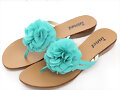 Sandalias planas con flor, en azul (frontal)