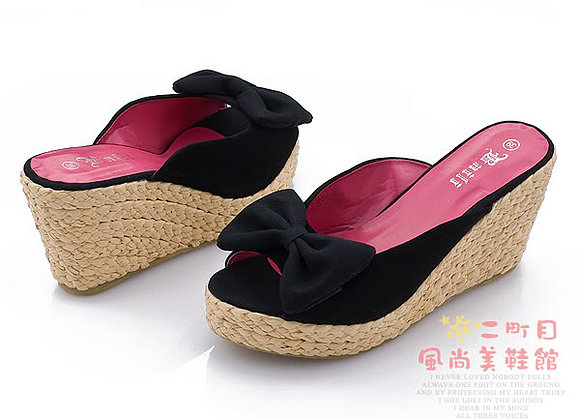 Sandalias cuña con lacito, en negro (detalles)