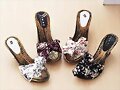 Sandalias cu&ntilde;a coraz&oacute;n, con lacitos estampados
