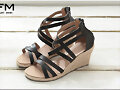 Sandalias cu&ntilde;a 7 tiras, tal&oacute;n cubierto, en negro
