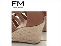 Sandalias cu&ntilde;a 7 tiras, tal&oacute;n cubierto, en marr&oacute;n
