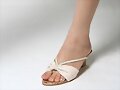 Sandalias cu&ntilde;a tira sujeci&oacute;n en blanco (frontal)