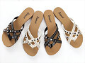 Sandalias planas de dedo y X, en blanco y en negro