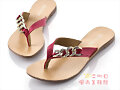 Sandalias dedo magenta, con herraduras (detalle)