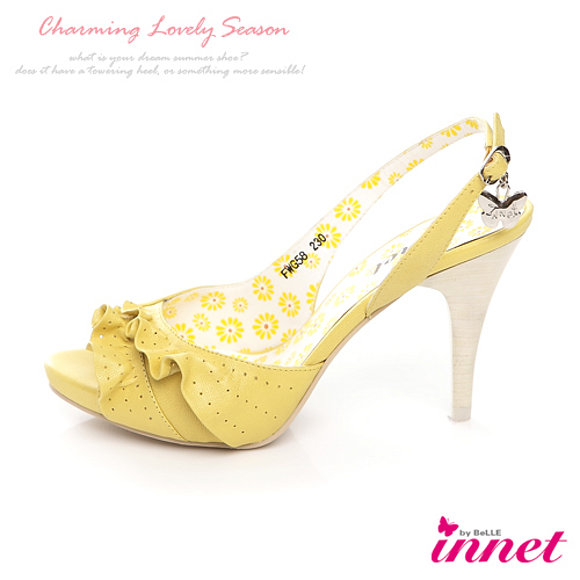 Sandalias tacón retro, en amarillo (det. lateral)