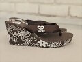 Sandalias japonesas cu&ntilde;a, en marr&oacute;n (lateral)