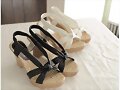 Sandalias tiras cu&ntilde;a-tac&oacute;n, en blanco y en negro