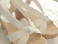 Sandalias tiras cu&ntilde;a-tac&oacute;n, en blanco (detalle)