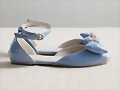 Sandalias charol con lacito, en azul (lateral)