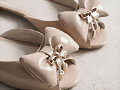Sandalias charol con lacito, en crema (detalle)